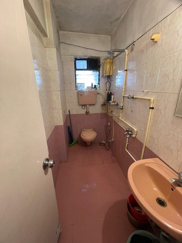 Bathroom, embassy-apartments 2 Bedroom 870 Sq.Ft. Apartment In Andheri West Mumbai 8190055