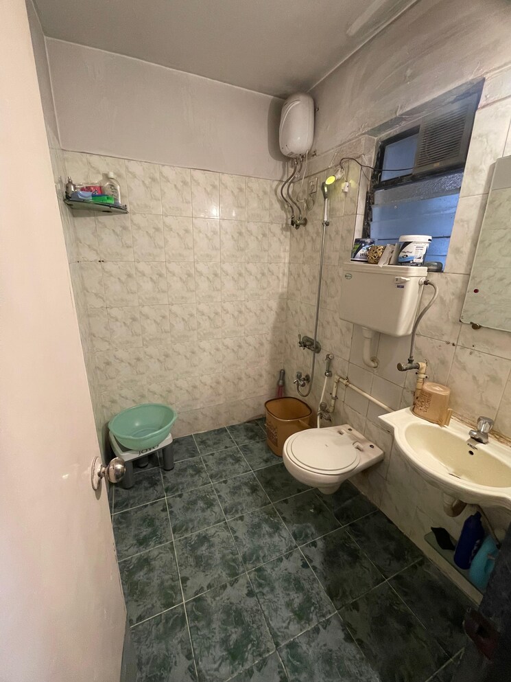 Bathroom, embassy-apartments 2 Bedroom 870 Sq.Ft. Apartment In Andheri West Mumbai 8190055