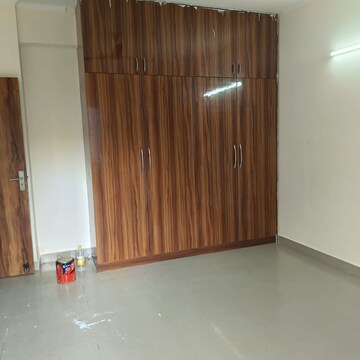 Room in 3 BHK Apartment at Amrapali Silicon City, Sector 76 – for Rent