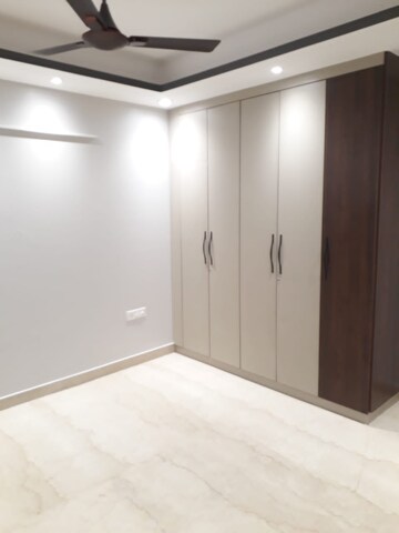 Room in 3.5 BHK Apartment at Paschim Vihar – for Rent