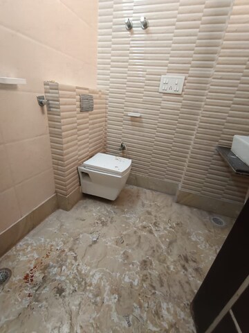 Bathroom in 1.5 BHK Apartment at Paschim Vihar – for Rent