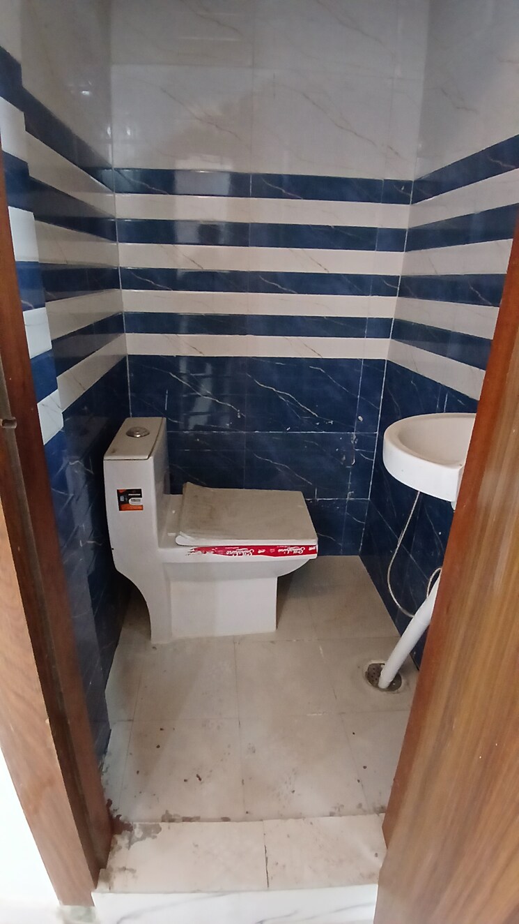 Bathroom, noor nagar 3 Bedroom 900 Sq.Ft. Apartment In Noor Nagar Delhi 8195121