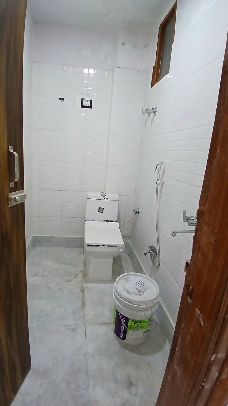Bathroom, jogabai extension 3 Bedroom 890 Sq.Ft. Apartment In Jogabai Extension Delhi 8195154
