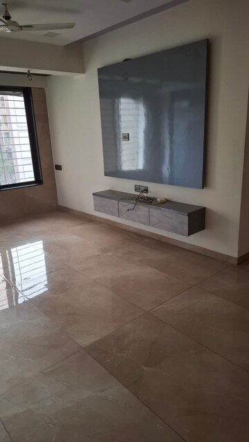 Room in 2 BHK Apartment at Kandivali West – for Rent