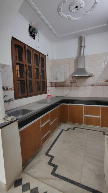 Staircase in 3.5 BHK Builder Floor at RWA Residential Society Sector 46, Sector 46 – for Rent