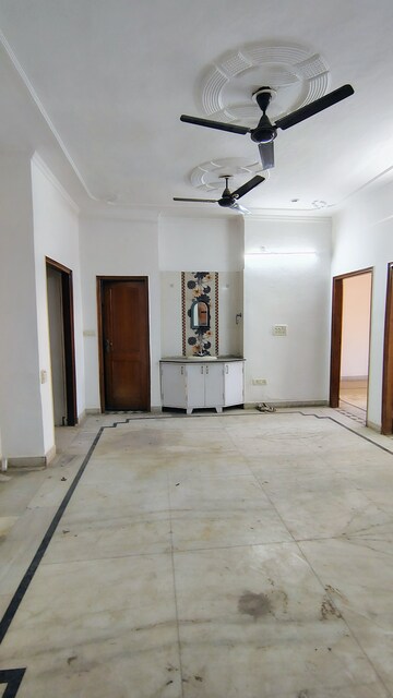 Room in 3.5 BHK Builder Floor at RWA Residential Society Sector 46, Sector 46 – for Rent