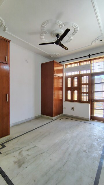 Room in 3.5 BHK Builder Floor at RWA Residential Society Sector 46, Sector 46 – for Rent