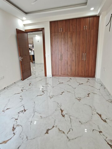 Room in 3 BHK Builder Floor at Uday Arden 45, Sector 45 – for Rent