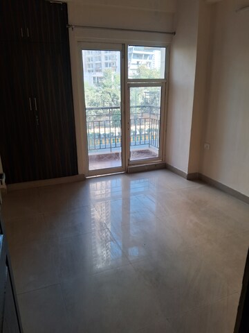 Furnished Amenities in 2.5 BHK Apartment at Aims Golf City, Sector 75 – for Rent