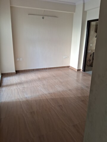 Furnished Amenities in 2.5 BHK Apartment at Aims Golf City, Sector 75 – for Rent