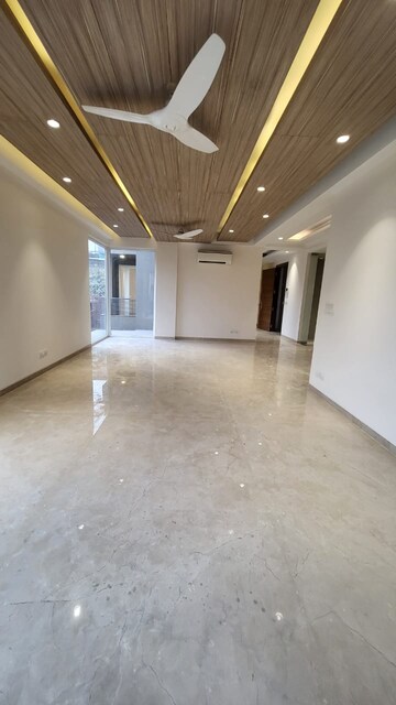 Room in 4 BHK Apartment at Greater Kailash ii – for Rent