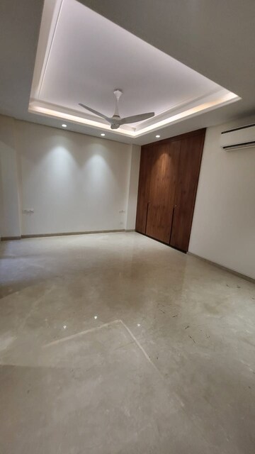 Room in 4 BHK Apartment at Greater Kailash ii – for Rent