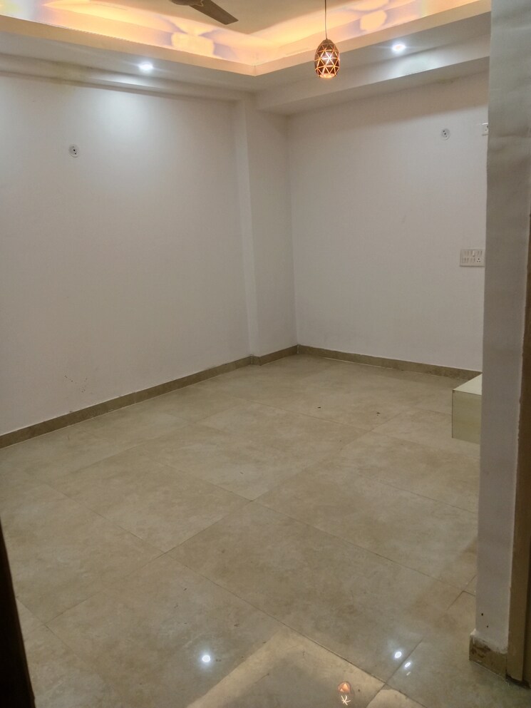 Room, sector 73 2.5 Bedroom 1200 Sq.Ft. Builder Floor In Sector 73 Noida 8195364