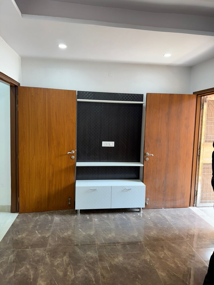 undefined, ramesh nagar 2 Bedroom 100 Sq.Yd. Builder Floor In Ramesh Nagar Delhi 8195420