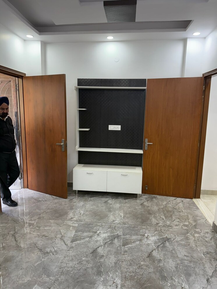 Room, ramesh nagar 2 Bedroom 100 Sq.Yd. Builder Floor In Ramesh Nagar Delhi 8195420