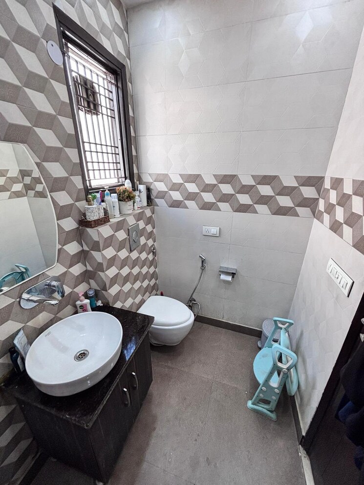 Attached Bathroom, ramesh nagar 2 Bedroom 100 Sq.Yd. Builder Floor In Ramesh Nagar Delhi 8195434