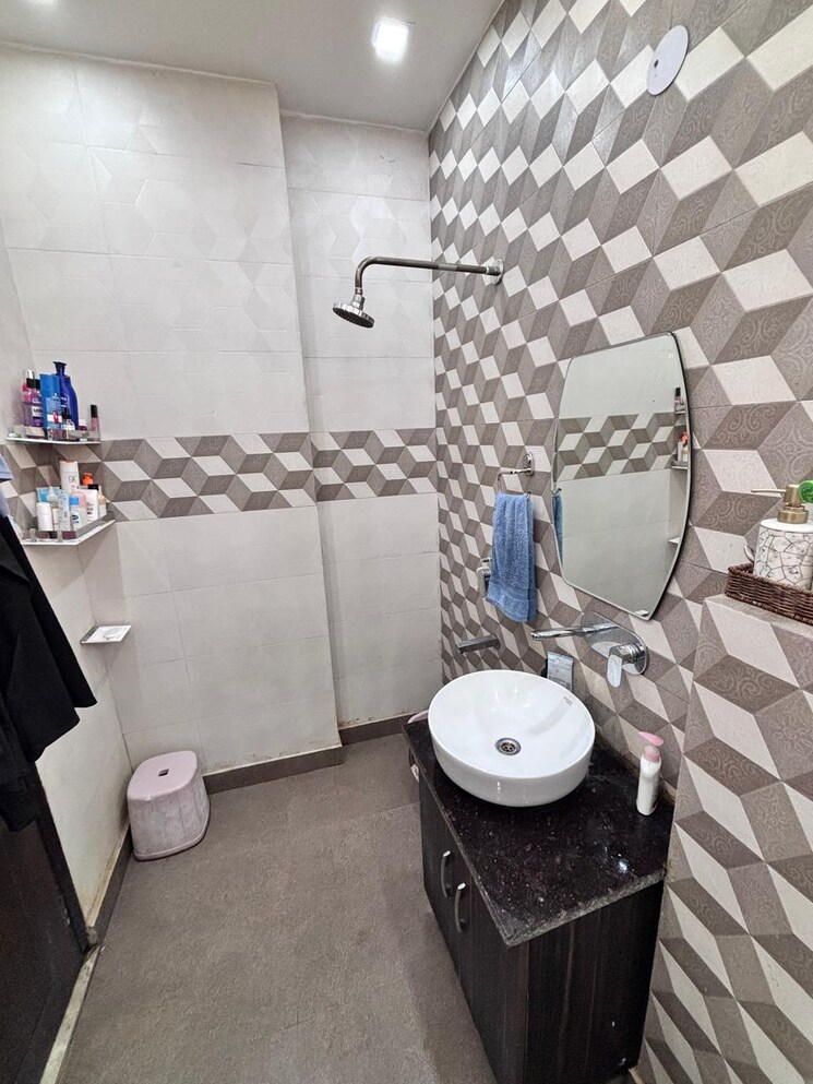 Bathroom, ramesh nagar 2 Bedroom 100 Sq.Yd. Builder Floor In Ramesh Nagar Delhi 8195434