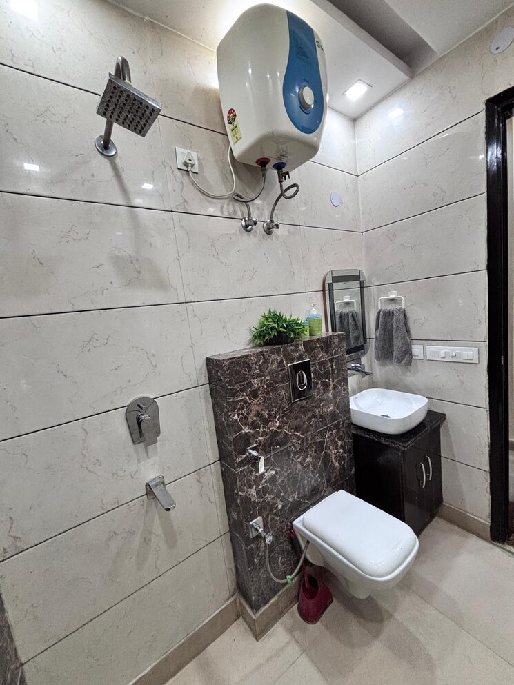 Bathroom, ramesh nagar 2 Bedroom 100 Sq.Yd. Builder Floor In Ramesh Nagar Delhi 8195434