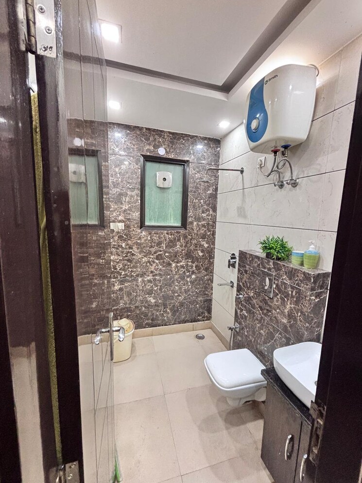 Bathroom, ramesh nagar 2 Bedroom 100 Sq.Yd. Builder Floor In Ramesh Nagar Delhi 8195434