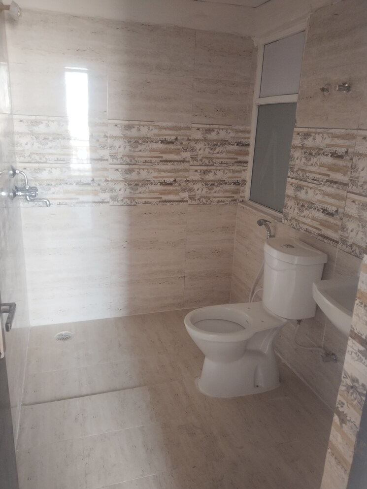 Bathroom, amrapali-golf-homes 2.5 Bedroom 995 Sq.Ft. Apartment In Sector 4, Greater Noida Greater Noida 8195484