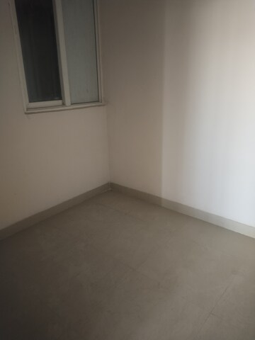 Room in 2.5 BHK Apartment at Amrapali Golf Homes, Sector 4, Greater Noida – for Sale