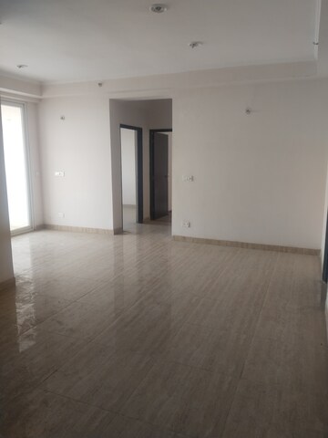 Room in 2.5 BHK Apartment at Amrapali Golf Homes, Sector 4, Greater Noida – for Sale