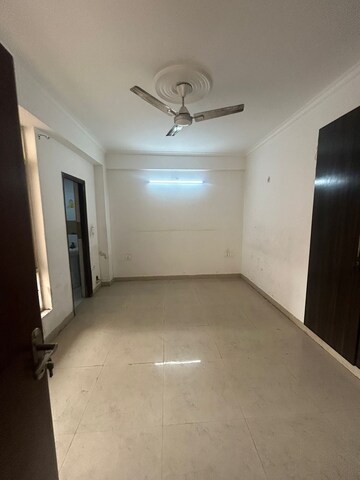 Room in 3 BHK Apartment at Supertech Ecociti, Sector 137 – for Rent