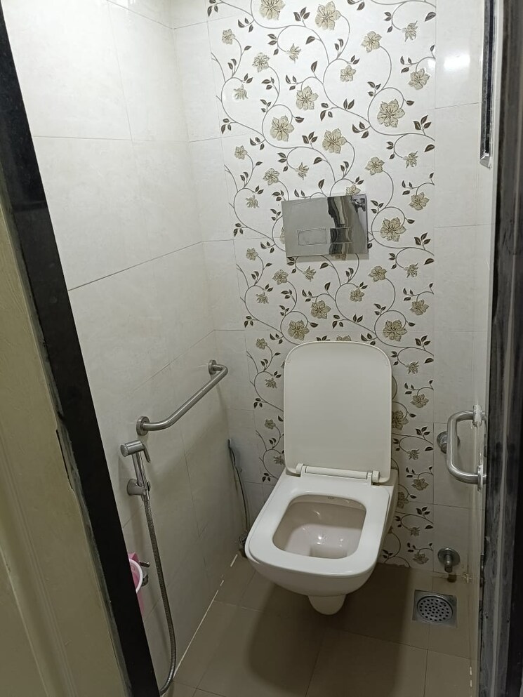 Bathroom, zainab-tower 1.5 Bedroom 600 Sq.Ft. Apartment In Madanpura Mumbai 8195507