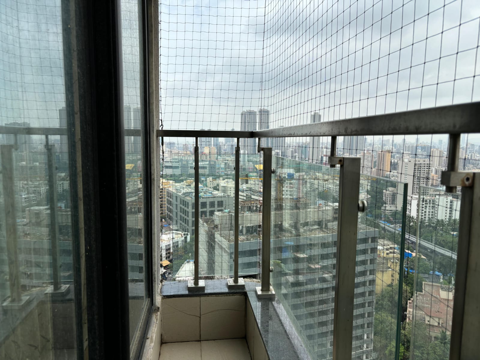 2 BHK + Extra Room Apartment For Sale in Rustomjee Elanza