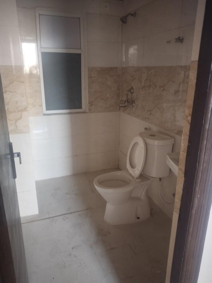 Bathroom, amrapali-golf-homes 2 Bedroom 835 Sq.Ft. Apartment In Sector 4, Greater Noida Greater Noida 8195516
