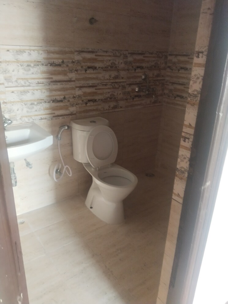 Bathroom, amrapali-golf-homes 2 Bedroom 835 Sq.Ft. Apartment In Sector 4, Greater Noida Greater Noida 8195516