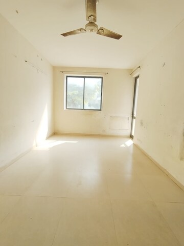 Room in 2 BHK Apartment at Signature Orchard Avenue 2, Sector 93 – for Rent