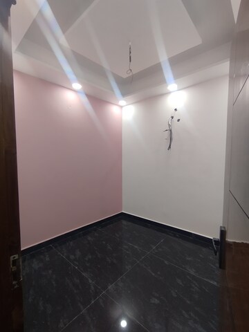 Room in 3 BHK Builder Floor at Surajmal Vihar – for Rent