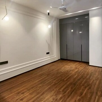 Room in 4 BHK Apartment at DLF The Belvedere Park, Sector 24 – for Rent