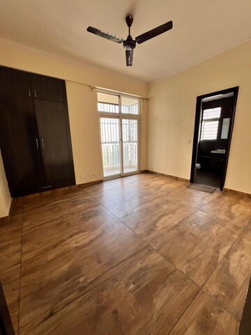 Room in 3 BHK Apartment at Amrapali Princely Estate, Sector 76 – for Rent