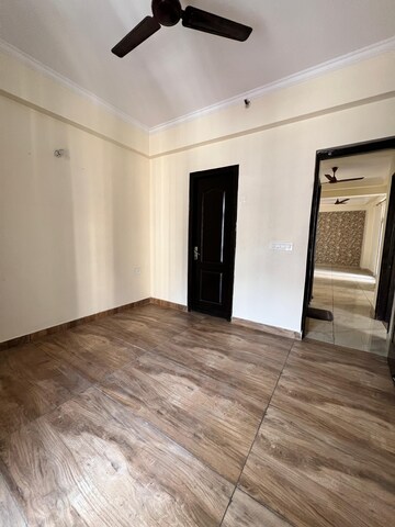 Room in 3 BHK Apartment at Amrapali Princely Estate, Sector 76 – for Rent