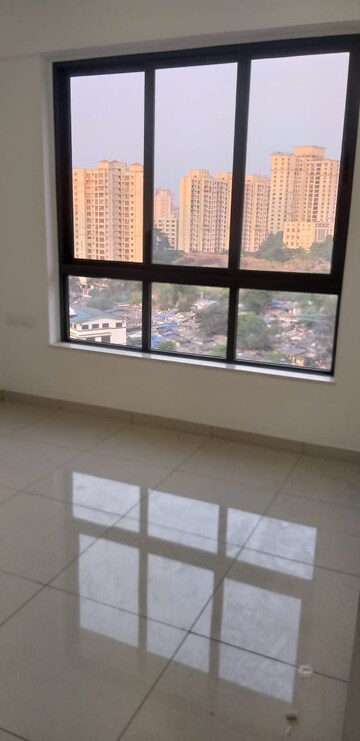Room in 3 BHK Apartment at Shapoorji Pallonji Vicinia, Powai – for Rent