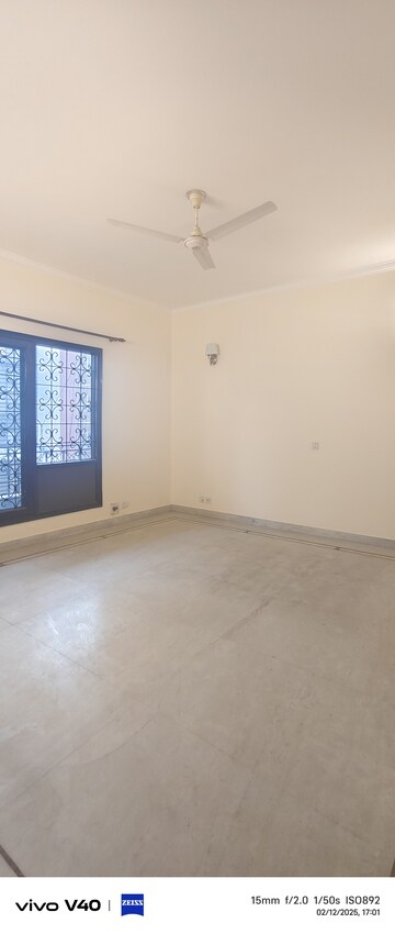 Room in 4 BHK Apartment at Greater Kailash I – for Rent