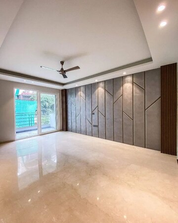 Room in 4 BHK Apartment at DLF Belvedere Towers, Sector 24 – for Rent