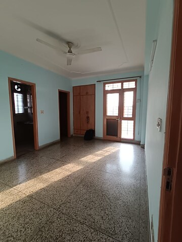 Room in 4 BHK Apartment at Sector 49 – for Sale