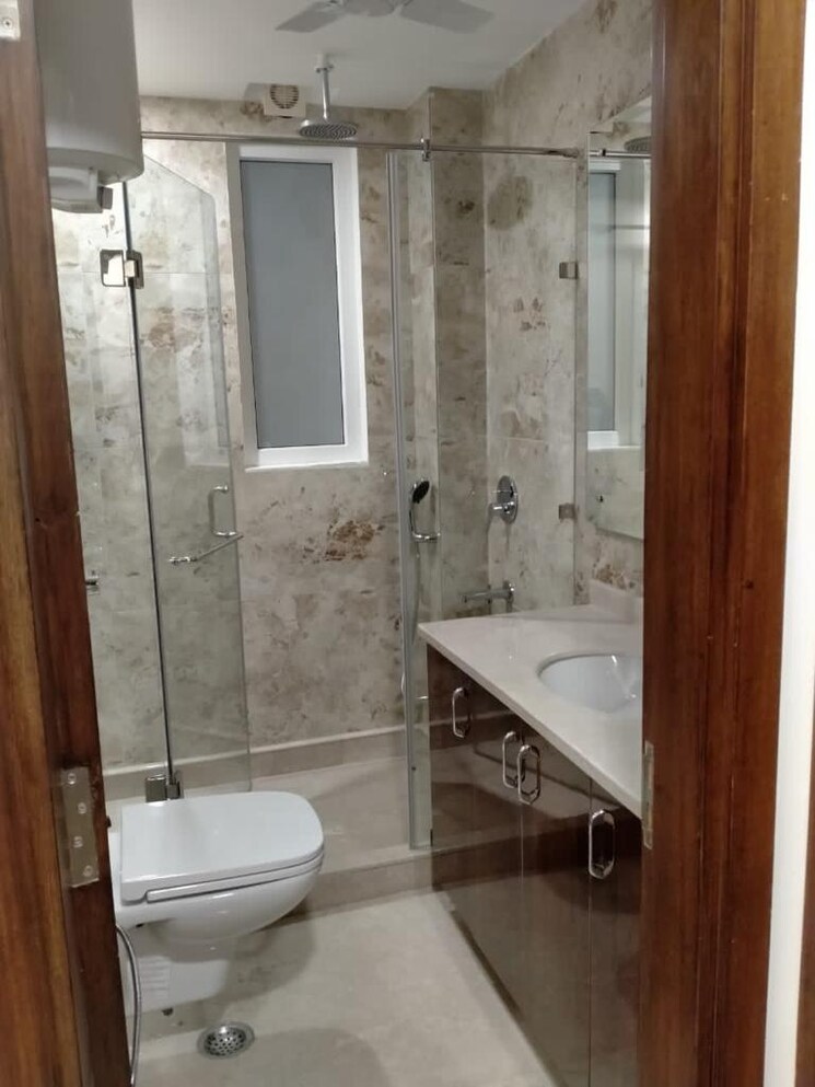 Bathroom, safdarjung enclave 3 Bedroom 1550 Sq.Ft. Builder Floor In Safdarjung Enclave Delhi 8196015