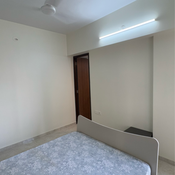 Room in 2 BHK Apartment at Lodha Amara, Sandoz Baug – for Rent
