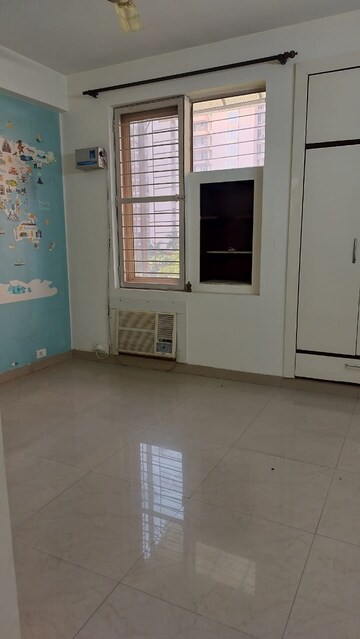 Room in 3 BHK Apartment at Unitech Fresco, Sector 50 – for Rent