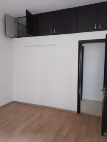 Room in 3 BHK Apartment at Unitech Fresco, Sector 50 – for Rent