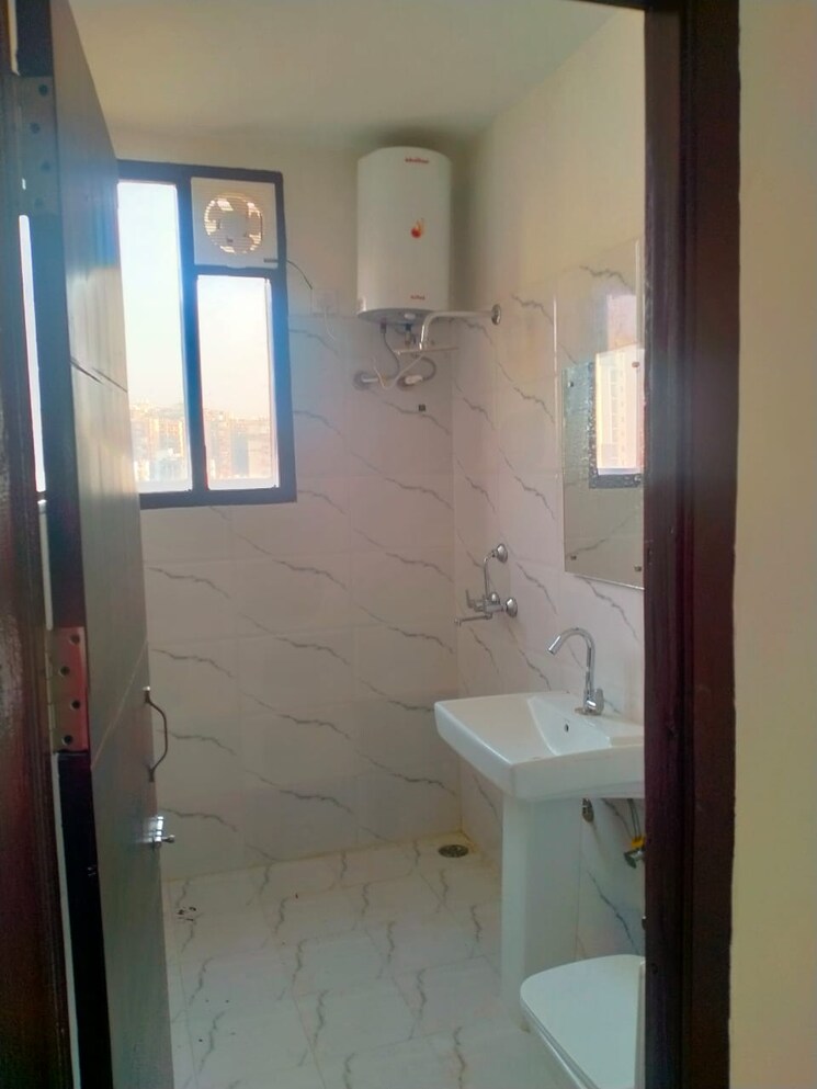 Bathroom, peer mucchalla 3 Bedroom 2200 Sq.Ft. Apartment In Peer Mucchalla Zirakpur 8196118