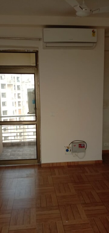 Room in 3 BHK Apartment at Unitech Fresco, Sector 50 – for Sale