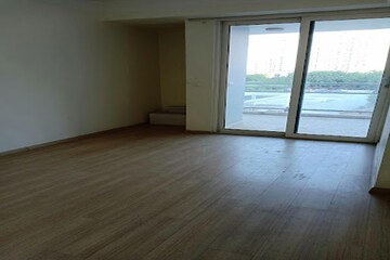 Room in 4 BHK Apartment at DLF The Belaire, Sector 54 – for Rent