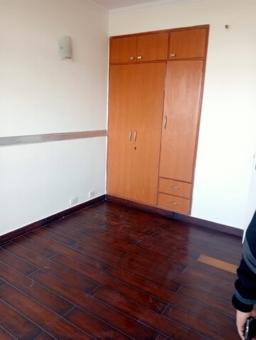 Room in 3 BHK Apartment at Ansal Sushant Estate, Sector 52 – for Rent
