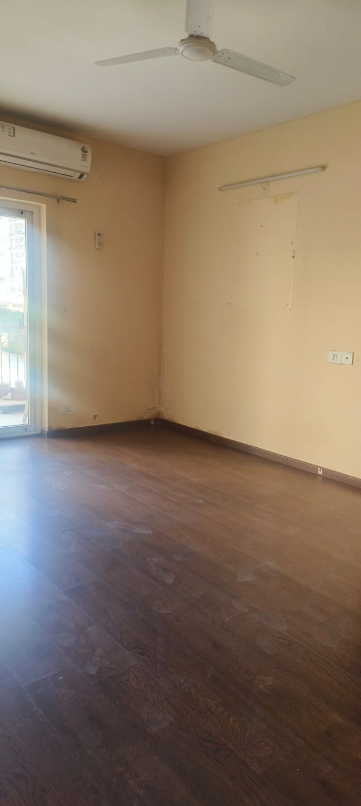 Room, sector 93 3 Bedroom 1900 Sq.Ft. Apartment In Sector 93 Gurgaon 8196359