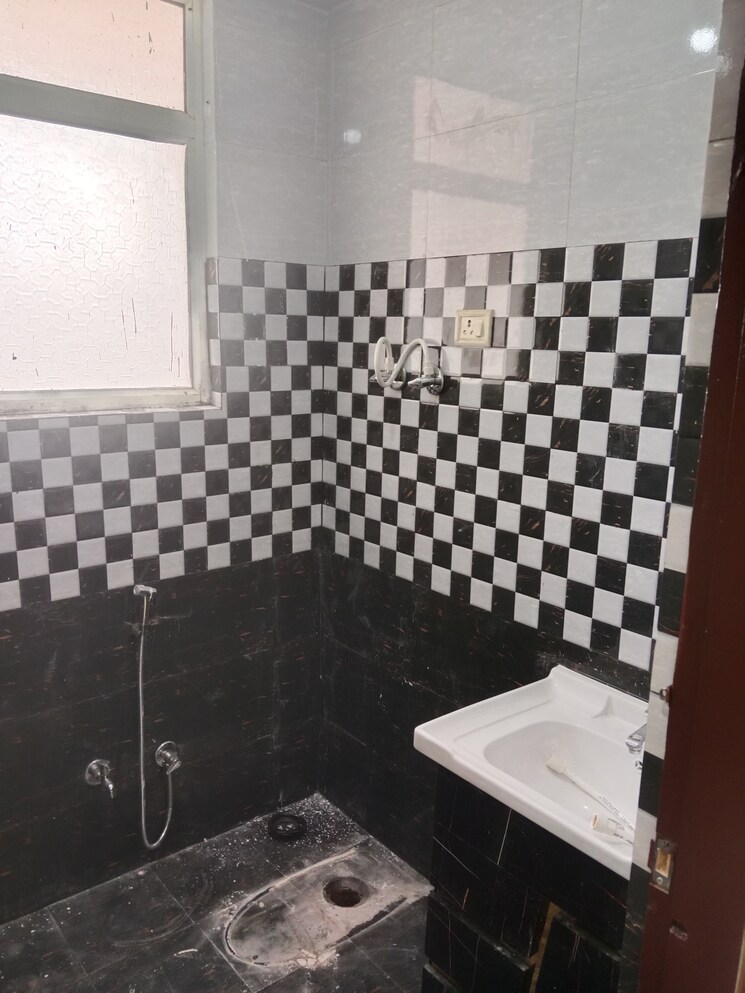Bathroom, sector 73 2 Bedroom 1050 Sq.Ft. Builder Floor In Sector 73 Noida 8196448